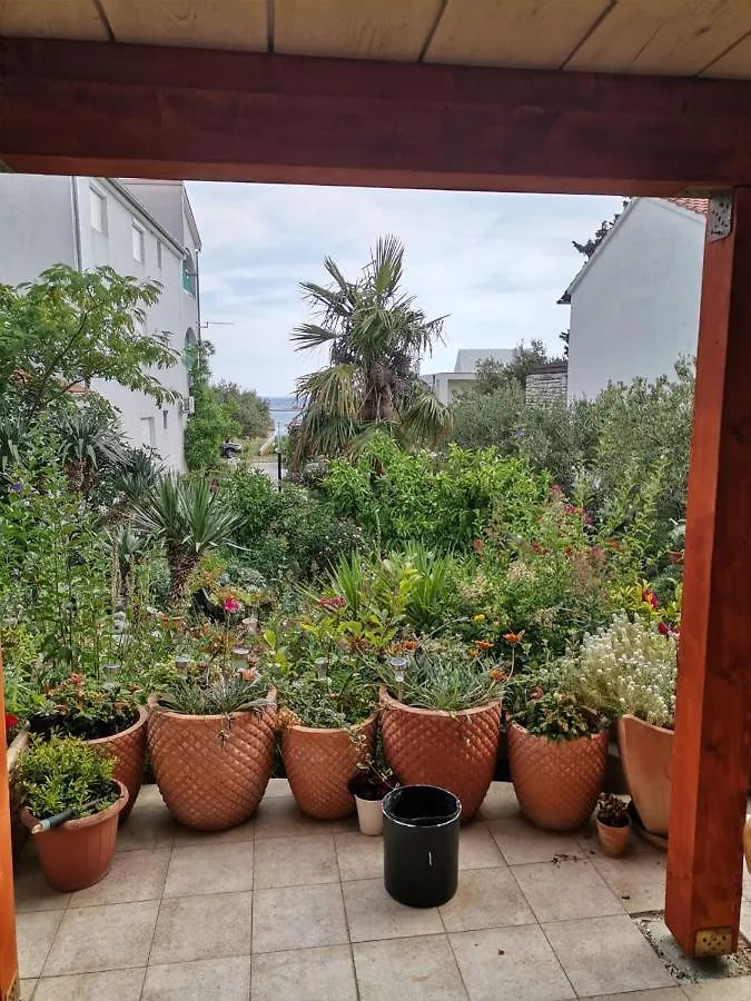 Apartmani Neda Pakoštane 0*,